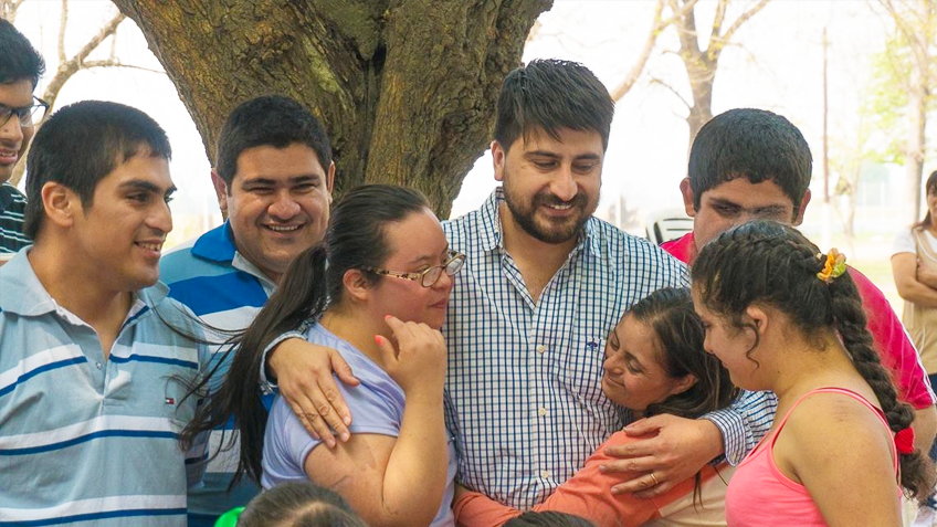 Intendente Salazar con chicos con discapacidad