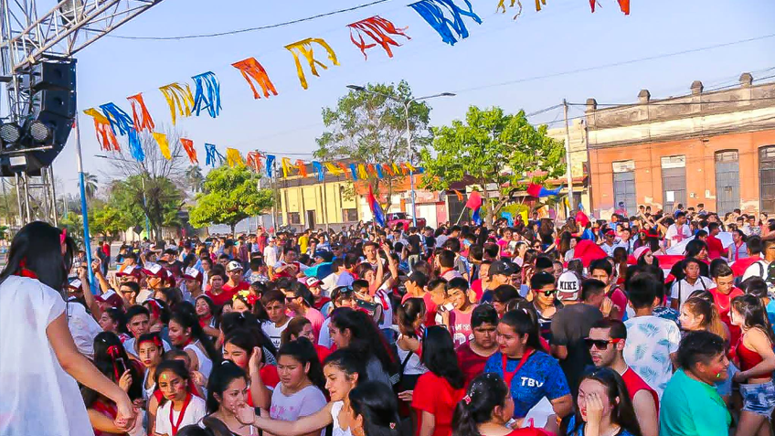 Una multitud de chicos recibiendo la primavera